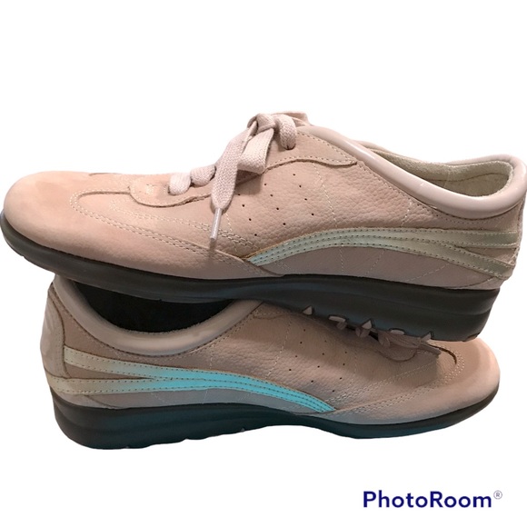 Aerosoles stitch N Turn leather wedge sneakers; EUC SEE DESCRIPTION/photos - Picture 5 of 9